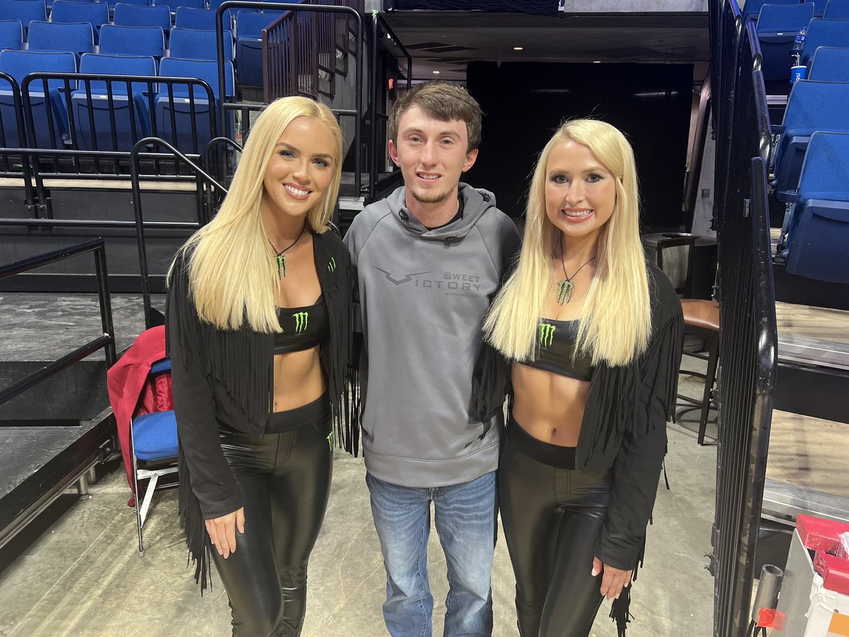 JoshSkelton_14's tweet photo. First @PBR experience ✔️
Monster energy girls ✔️ https://t.co/DbXdQUfF2A
