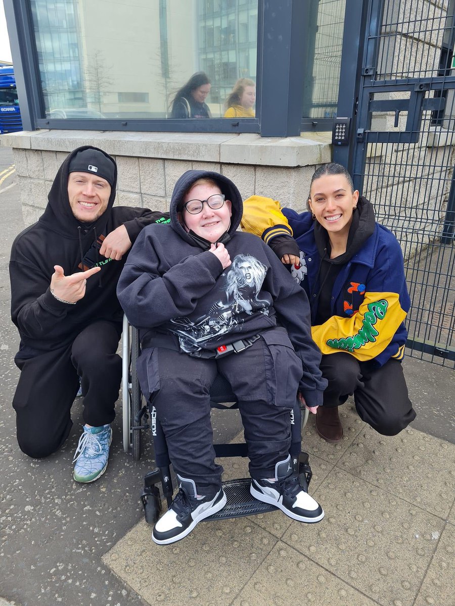 #ConfettiTourBelfast Day 1:

<a href="/CLAUDIM4R/">Claudimar Neto</a> <a href="/renaehughes/">Renae Frances Hughes</a> <a href="/LittleMix/">Little Mix</a>