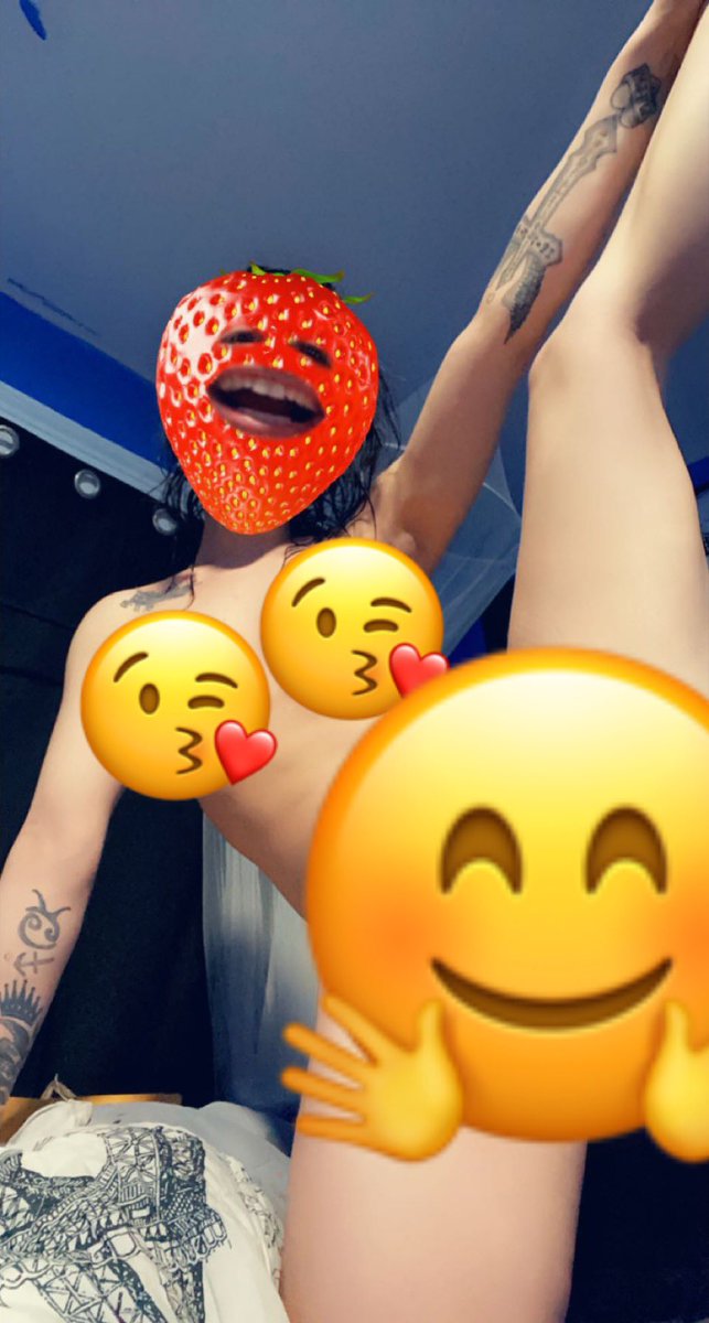 Senioritous15's tweet photo. I’m a mess but I can be your mess 😘 follow my onlyfans page for more @OnlyFans #onlyfans #onlyfansgirl https://t.co/gyettbwn8g https://t.co/RwEg1v4Z6h