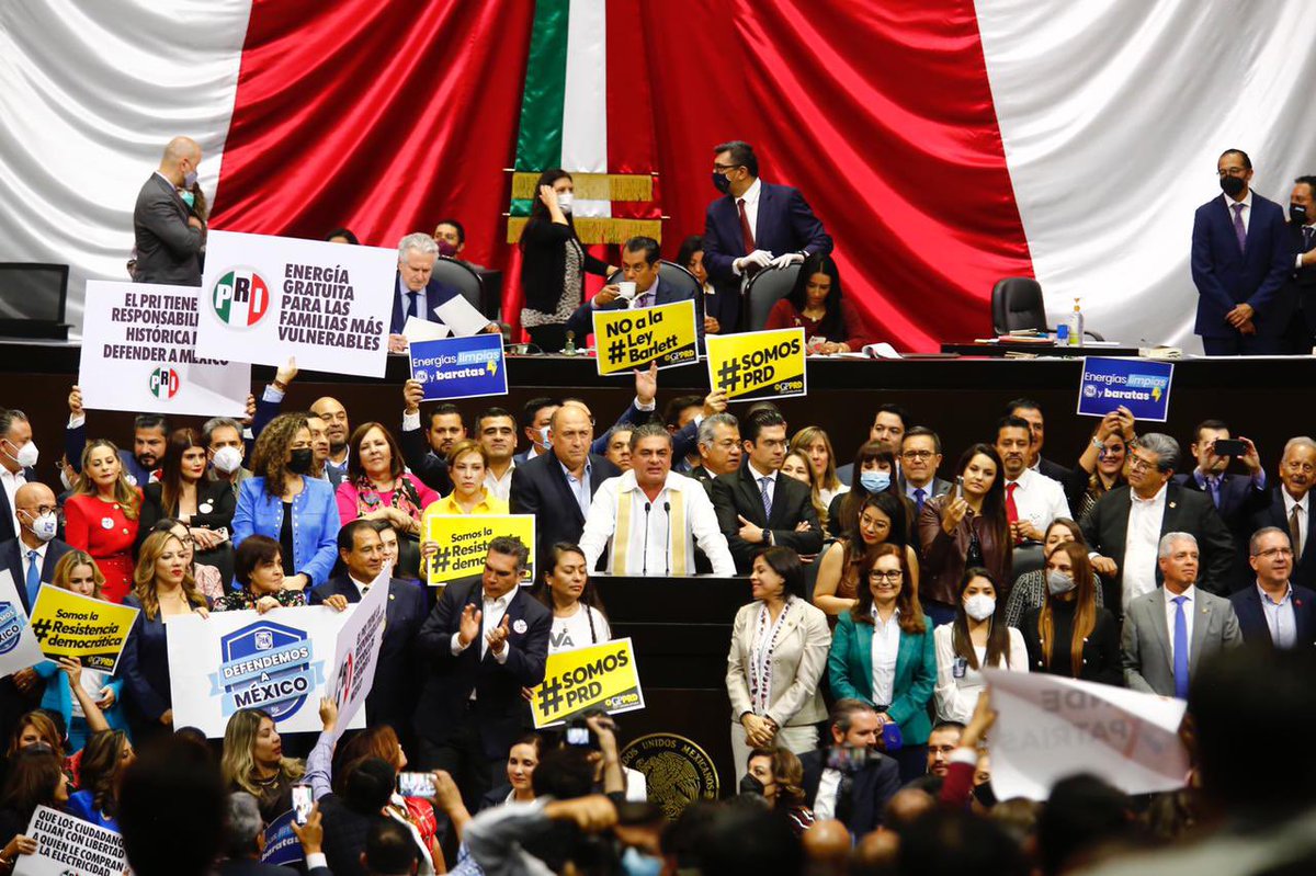 fanysantiagof's tweet photo. .@LuisChazaroMX en tribuna acompañado por diputadas y diputados de la alianza #VaPorMéxico reafirma la postura de NO votar a favor una #ReformaEléctrica regresiva, la oposición queremos una reforma que beneficie a las y los mexicanos y no sólo a unos cuantos del actual gobierno. https://t.co/hVG8CAT4TI
