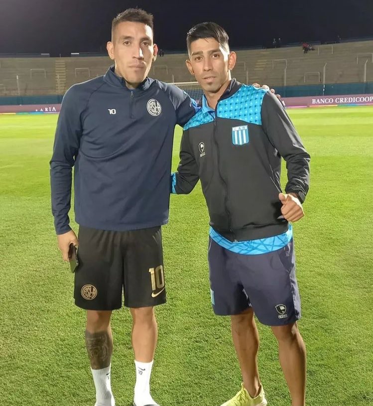 Gambeteador como pocos. Te puede romper cualquier línea defensiva, y cuando se asocia con sus compañeros es letal. Tuvo sus papelones, sí; demostró que es humano. Pero también demostró calidad y q puede cargarse el equipo al hombro: El monito Blanco, señores.

Al lado Centurion