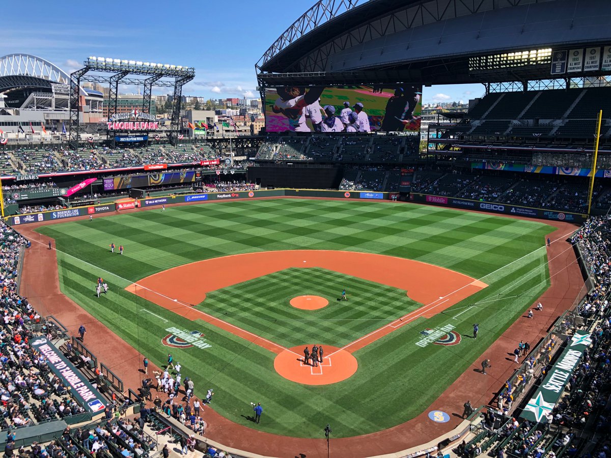 NotArunner99's tweet photo. RT @TampChamp: Play ball! 🤙 https://t.co/ilwtma8r1V is that real grass? #didiDoThisRight ?