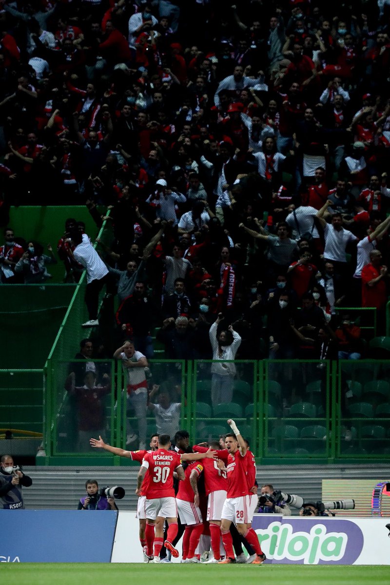 Esta é a foto perfeita da noite de hoje.

Vitória dentro e fora do campo. 

Grande jogo e grande apoio dos adeptos presentes que se fizeram ouvir durante os 90 minutos.