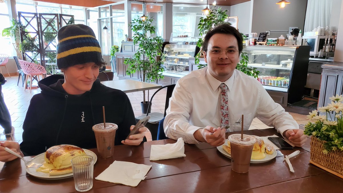 Never met this suit wearing gentleman in my life, but I still wish him all the best in his upcoming 2-year-long journey away from home. 🙏🏻