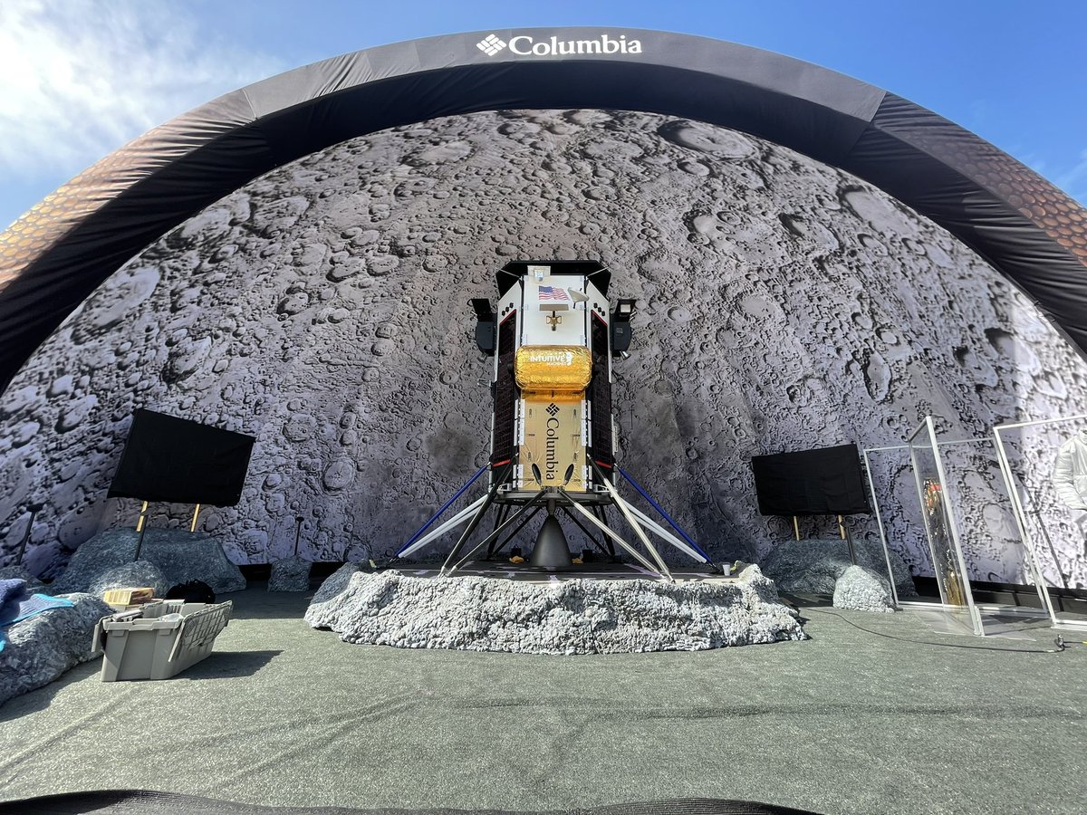 We had a blast creating this life sized replica of the Lunar Lander for @Int_Machines #NASA Hey @elonmusk what about a replica of the Falcon 9 next!! Could turn it into a @SpaceX Museum, or better yet a futuristic nightclub! 🚀