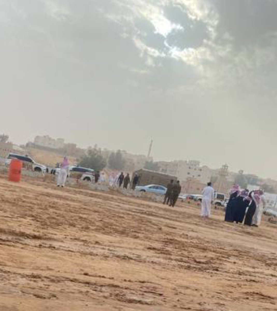 وصلني قبل قليل:
اعتقال عدد من الذين صلوا على جثامين مجموعة من ضمن ٨١ معتقل اعدموا قبل مدة.
ساوافيكم بالمزيد من التفاصيل حالما تردني.

(الصورة من المقبرة في القصيم)