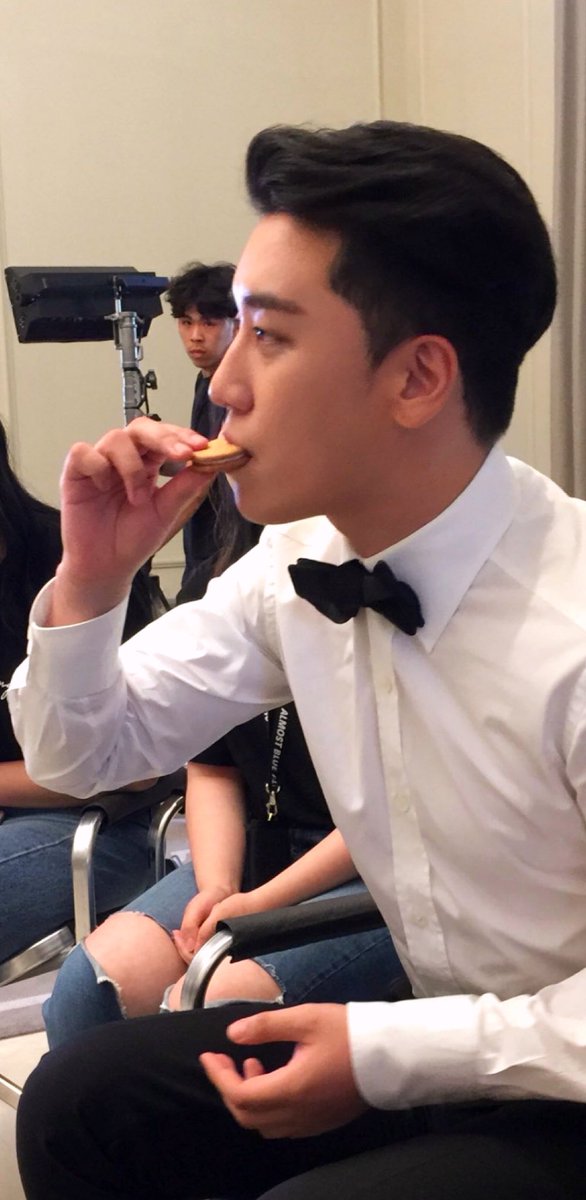 ratedseungri's tweet photo. .quiero ser una galleta 🤤 https://t.co/pDRhwf6Ze8