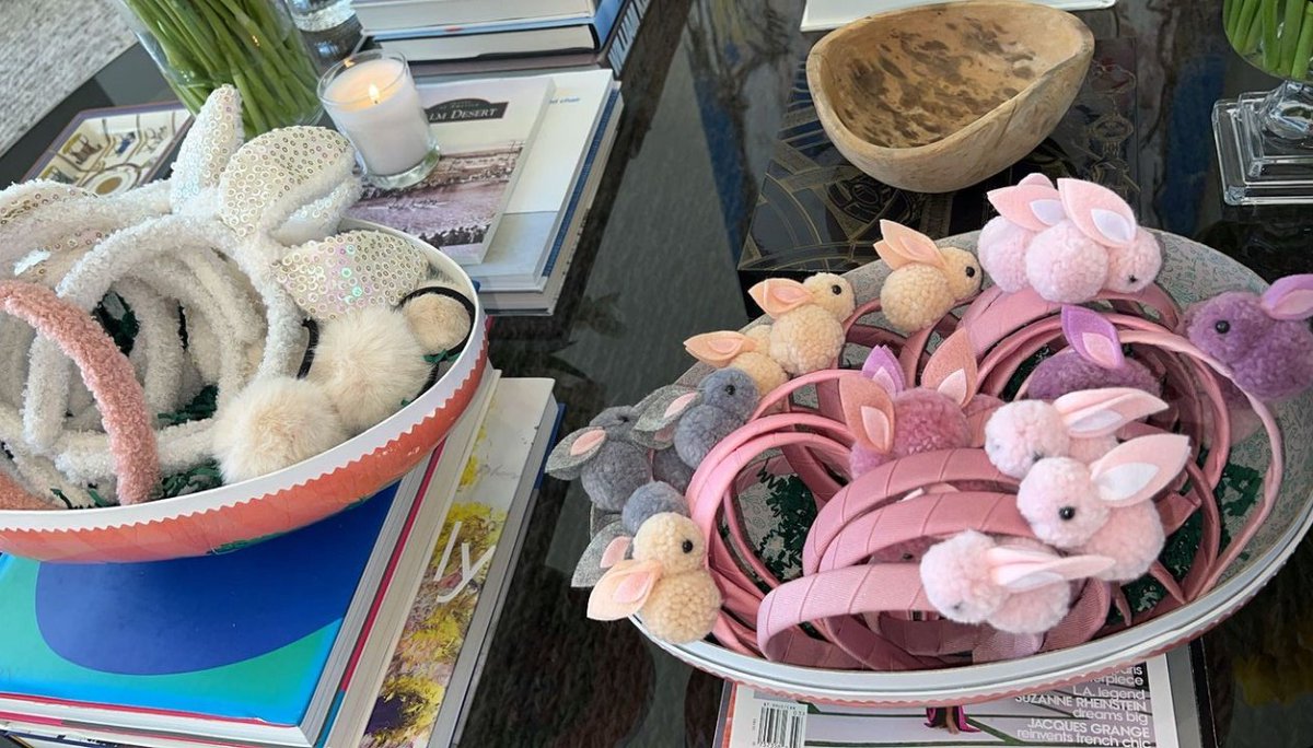 As decorações das mesas e as delícias de ontem e de hoje para a Páscoa ficaram LINDAS!!!!! 

A família toda está na casa de Palm Springs para comemorarem a data juntos, até os filhos do Travis estão por lá ❤️🐰

📱| Khloé via Instagram Stories.