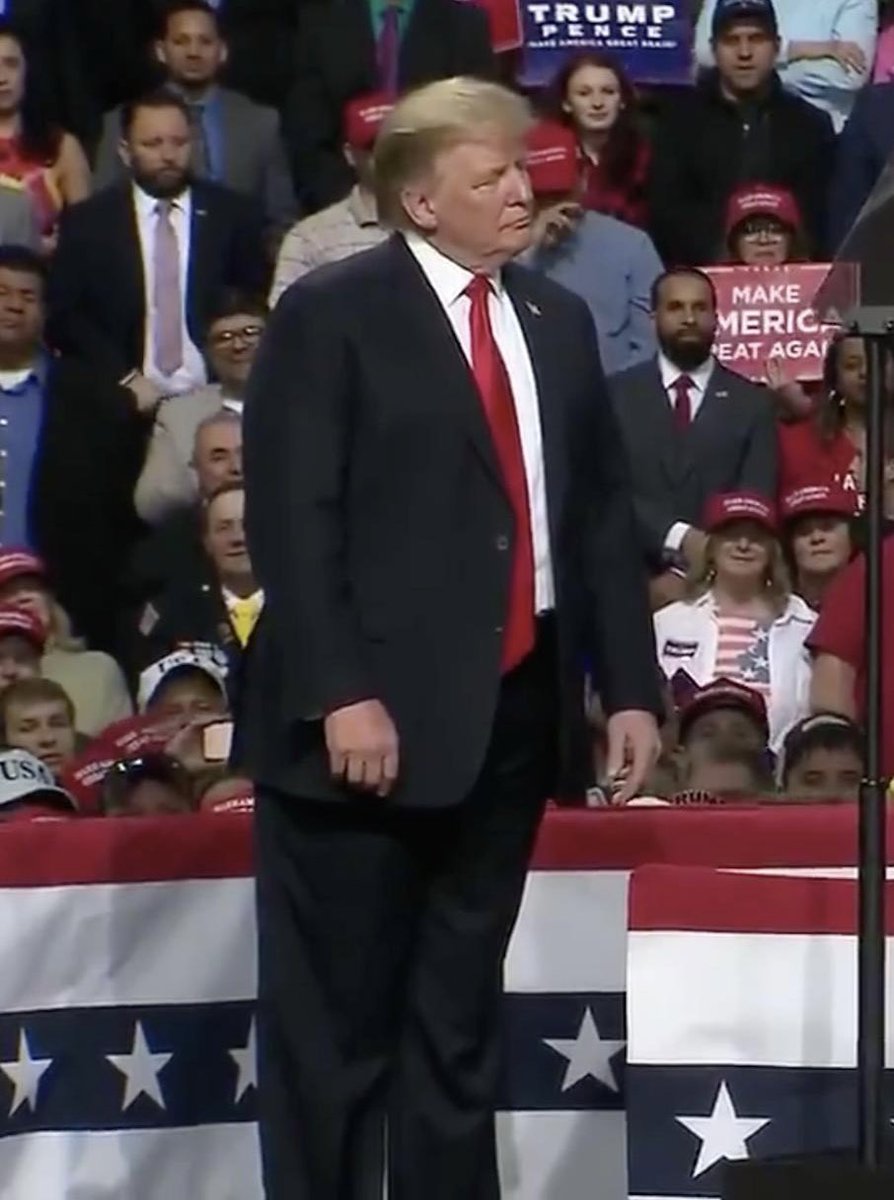 HatesDivisiveBS's tweet photo. @_pFox1 @bblock29 He wears shoes with higher heels, thicker soles, and lifts in his shoes to add a few inches to his height. It’s why he always looks like he’s leaning forward while standing.
He’s definitely not 6’3”. https://t.co/mweAJ3FUwd