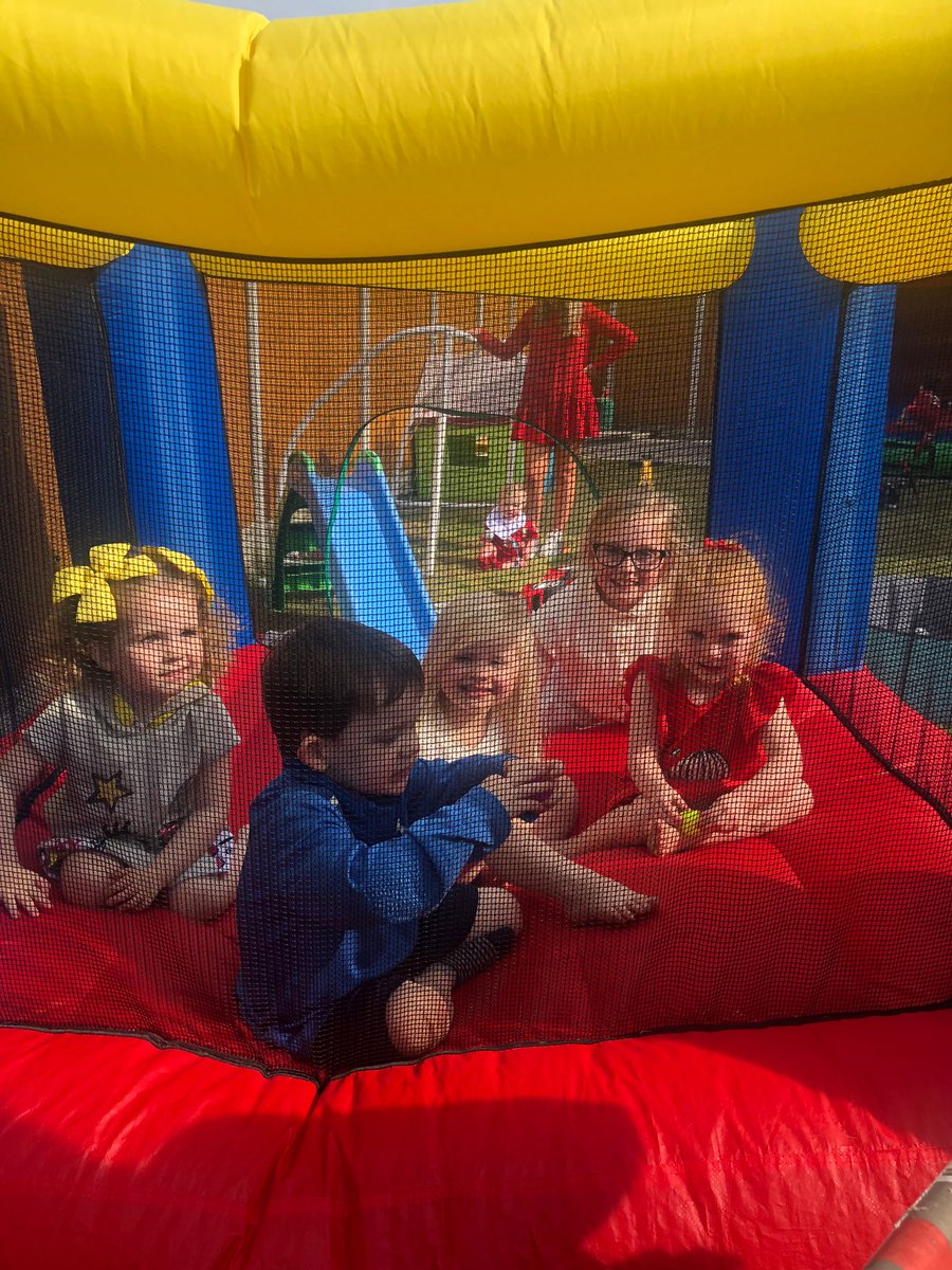 JadeCarney85's tweet photo. @ListerinfN @ListerInfants Zack &amp; his girls having fun over Easter! https://t.co/a2XBfUOrNp