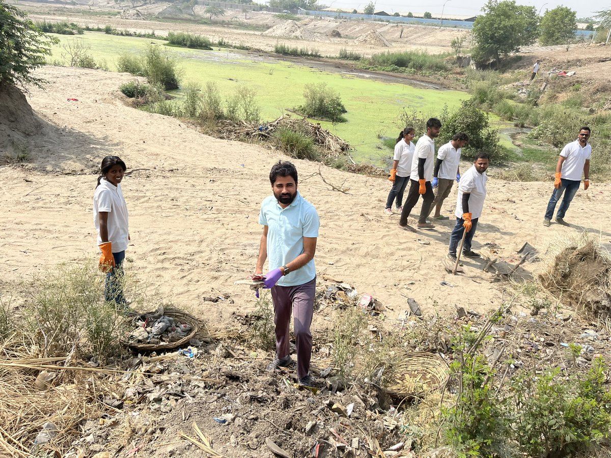 vikranttongad's tweet photo. #Cleanup drive at #Noida Lake , Sector 135, Noida. 🇮🇳
#CatchTheRain #LakeRestoration #LakeCleaning #garbageCleaning #NoidaNumber1 #SwacchaBharat #SwacchBharatMission #SwacchNoida #JalShaktiAbhiyan #PondRevival #Vikranttongad #CSR #safe @PMOIndia @mygovindia @MoJSDoWRRDGR https://t.co/4Ii08kP1FX
