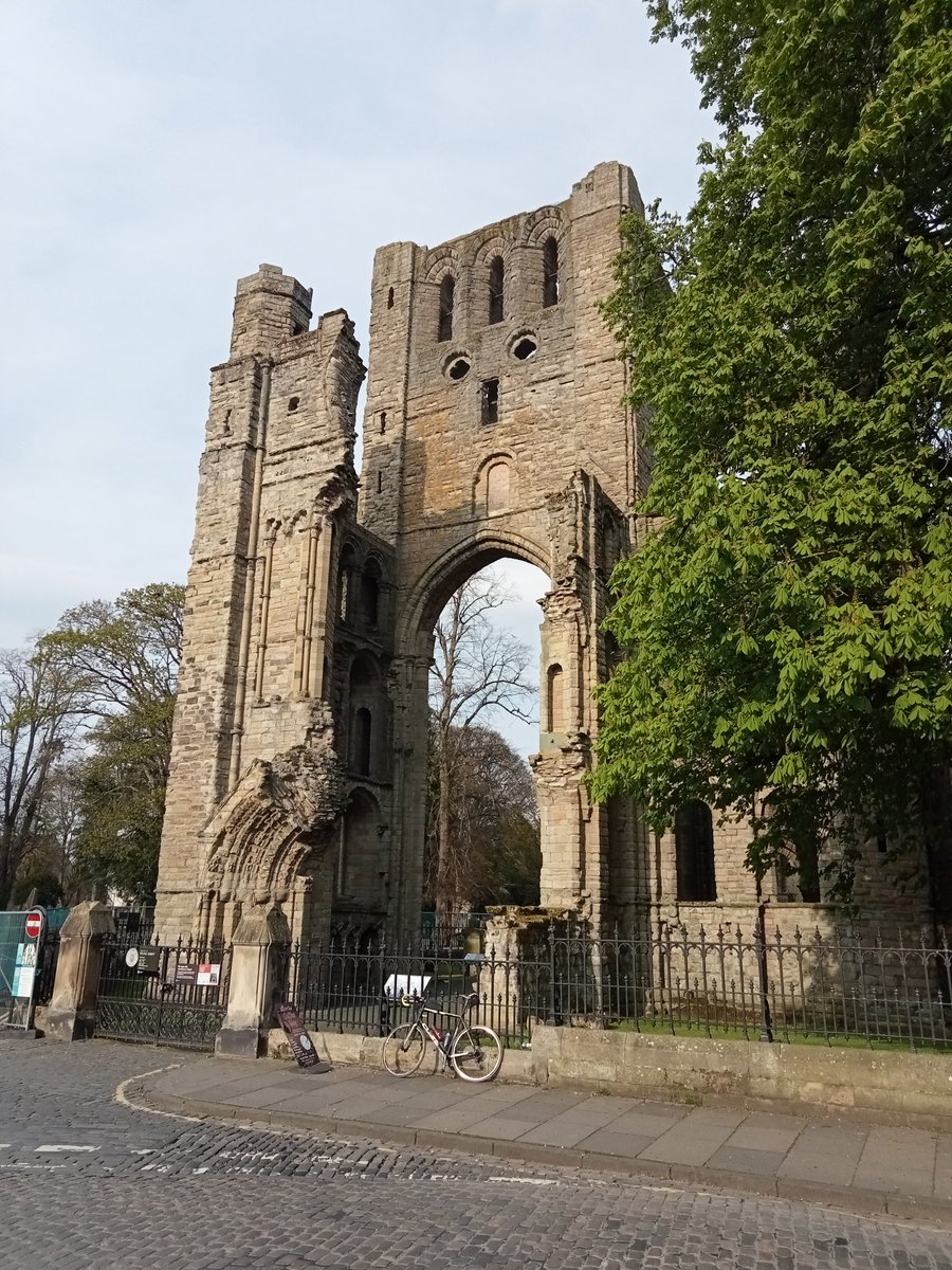 JoDoSmart's tweet photo. Lovely cycle round some of Walter Scottland this Easter Sunday. Smailholm Tower, Scott's View and Kelso Abbey. https://t.co/DabJLVeFDu