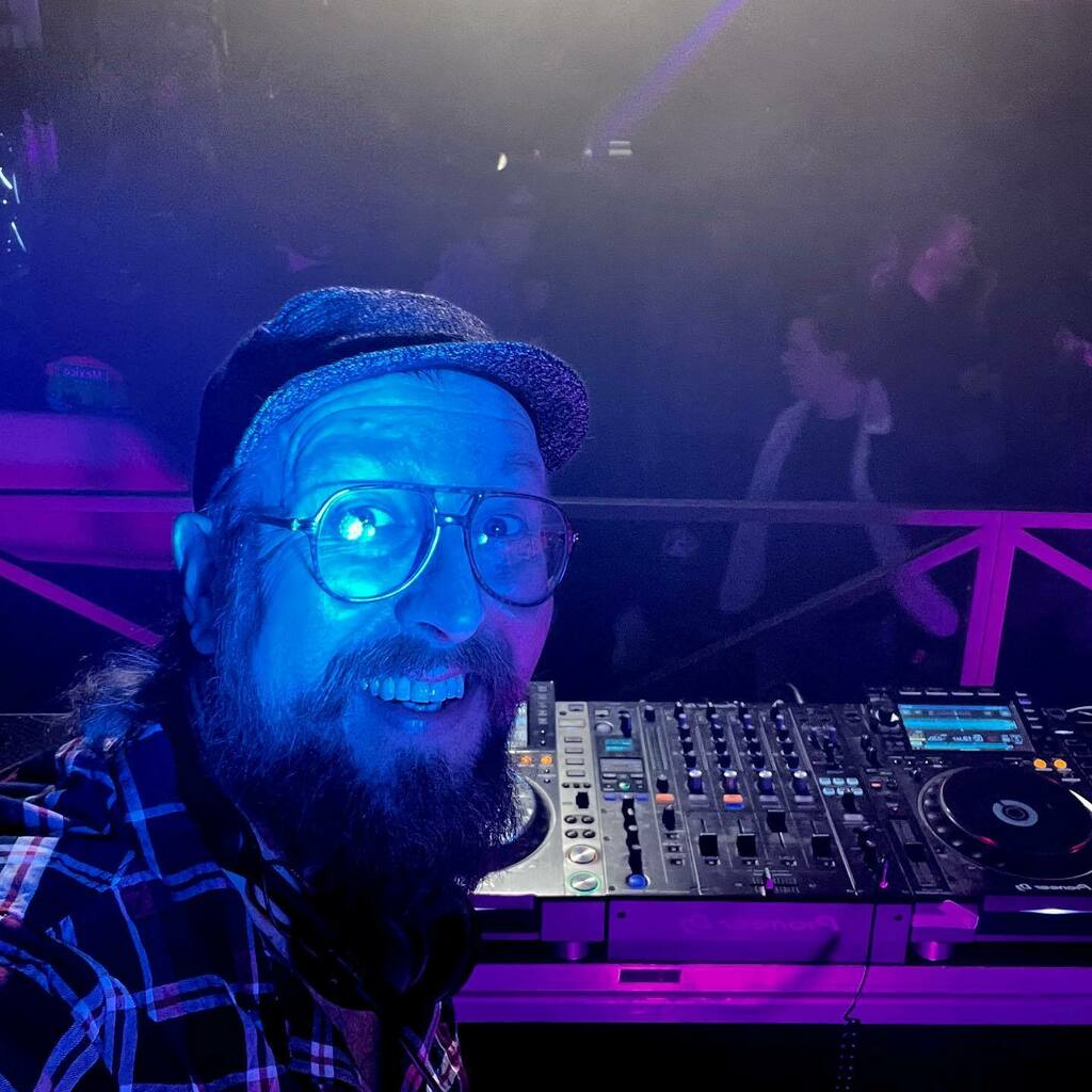 Se tunne kun soitat täpötäydelle klubille jossa 95% yleisöstä on alle 25v ja heillä ei ole mitään hajua kuka olet.

Onneksi olin juuri kasannut uuden soittolistan 9säri Millenniaalit jolla saatiin aikaan oikein hyvät hipat.

Iso kiitos @apteekkarikpo iki… instagr.am/p/CcdeQhFNM-S/