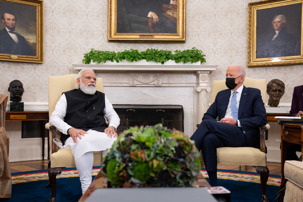 Bir kez daha söyleyelim,
Çin, Hind savaşına hazır olun.
ABD ve Hindistan, Bağlarını Güçlendirmek İçin Ek Tatbikatlar Üzerinde Anlaştı.
Çin'i sert uyaran, Hindistan Savunma Bakanı Rajnath Singh Cuma günü açıklamasında, "Hindistan zarar görürse kimsenin kurtulamaz." dedi