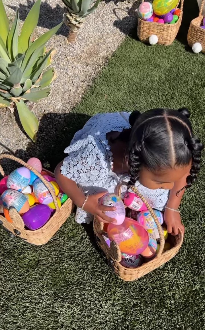 DashJennerBRA's tweet photo. As crianças se divertindo MUITO pegando vários ovinhos pelo jardim 🥺🐰🥰

📱| Khloé via Instagram Stories. https://t.co/7KO00mqFsl