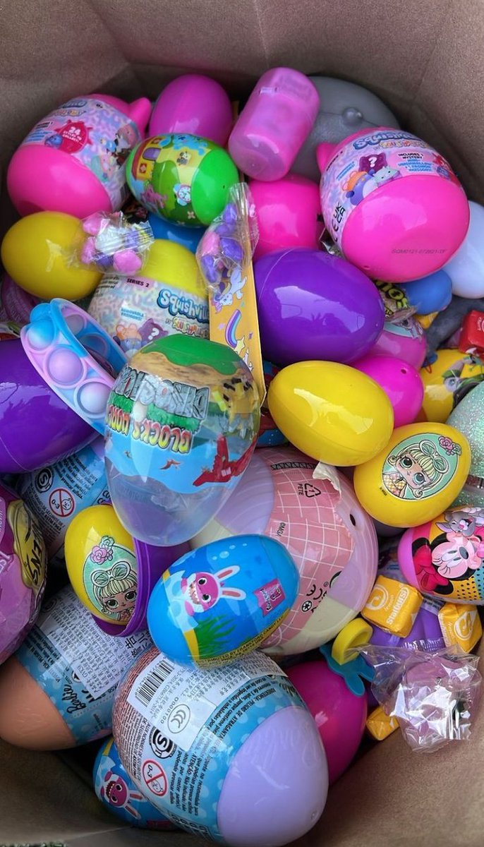 As crianças se divertindo MUITO pegando vários ovinhos pelo jardim 🥺🐰🥰

📱| Khloé via Instagram Stories.