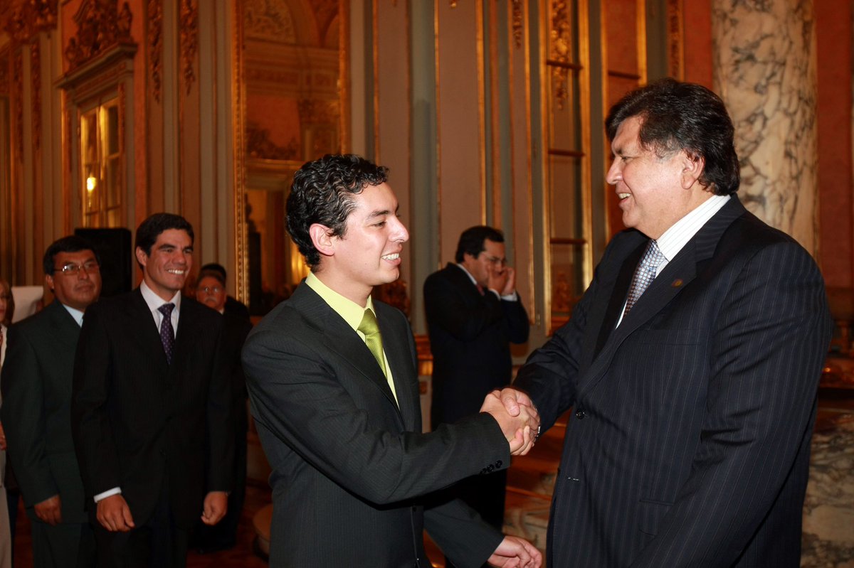 Jesuine's tweet photo. 3 años de tu partida, es increíble como pasa el tiempo. Y ni una sola prueba.
Nos dejaste un gran vacío, y le haces falta al Peru en estos momentos.
Pero nos dejaste una señal de Orgullo, siempre leales , siempre contigo Presidente.
Grande Alan!! Viva el APRA!! https://t.co/N5uLVD0ubq