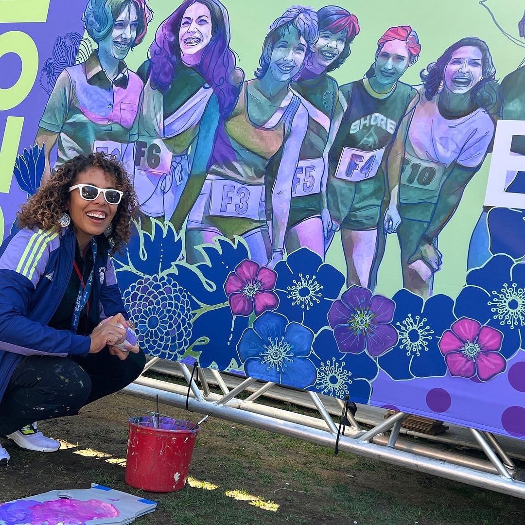 La artista dominicana <a href="/Art_Design_Love/">Silvia Lopez Chavez</a> realizó un hermoso mural celebrando a las 8 mujeres que corrieron por primera vez oficialmente en la maratón de Boston en 1972 🏃‍♀️.