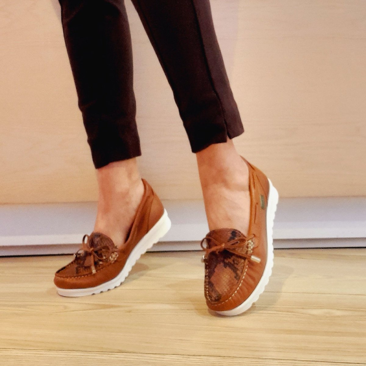 Cómoda y ligera. En cuero de alta calidad. 
C/Villarroel,231
calzadosaludable.com 
#zapato #sandalia #deportivo #zueco #Villarroel231 #calzadosaludable