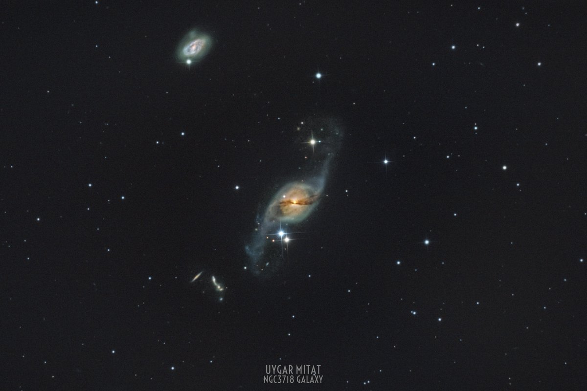 Bir buçuk yıllık çabanın sonunda nihayet büyük teleskobumla 52 milyon ışık yılı uzaktaki bir galaksinin fotoğrafını 3 gecede çekebildim. 52 milyon ışık yılı benim için bir rekor fakat daha gidecek çok yolumuz var :) 

Karşınızda NGC3718 Galaksisi ve komşu galaksileri