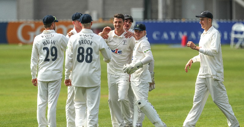 YorkshireCCC's tweet photo. Ottis Gibson 👇

💬 "I’m very proud of the way the lads stuck at it. Hopefully we can carry on like that."

#OneRose