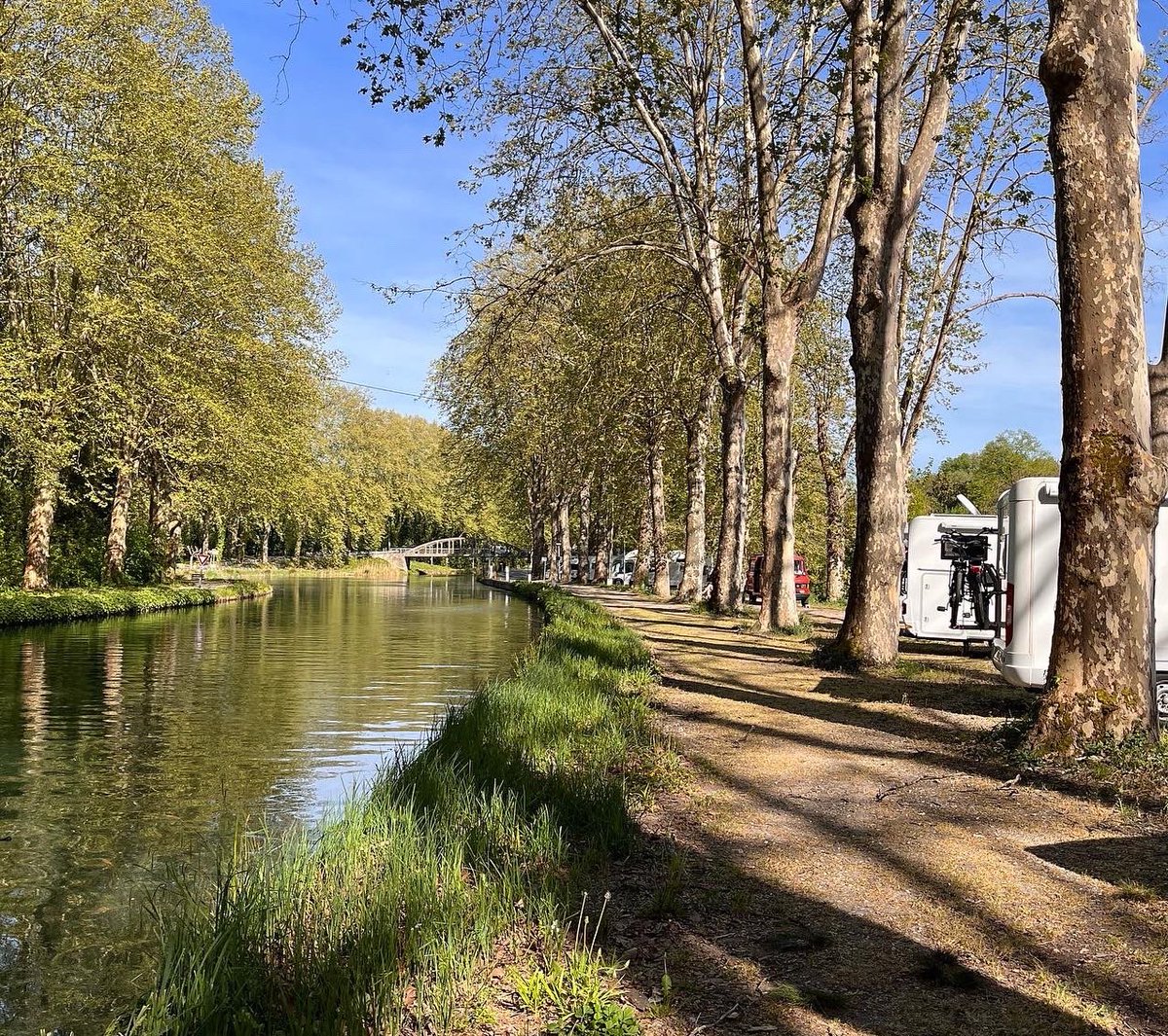 CaravanerosBlog's tweet image. Al borde del canal del Garona en un área de autocaravanas gratuita estupenda