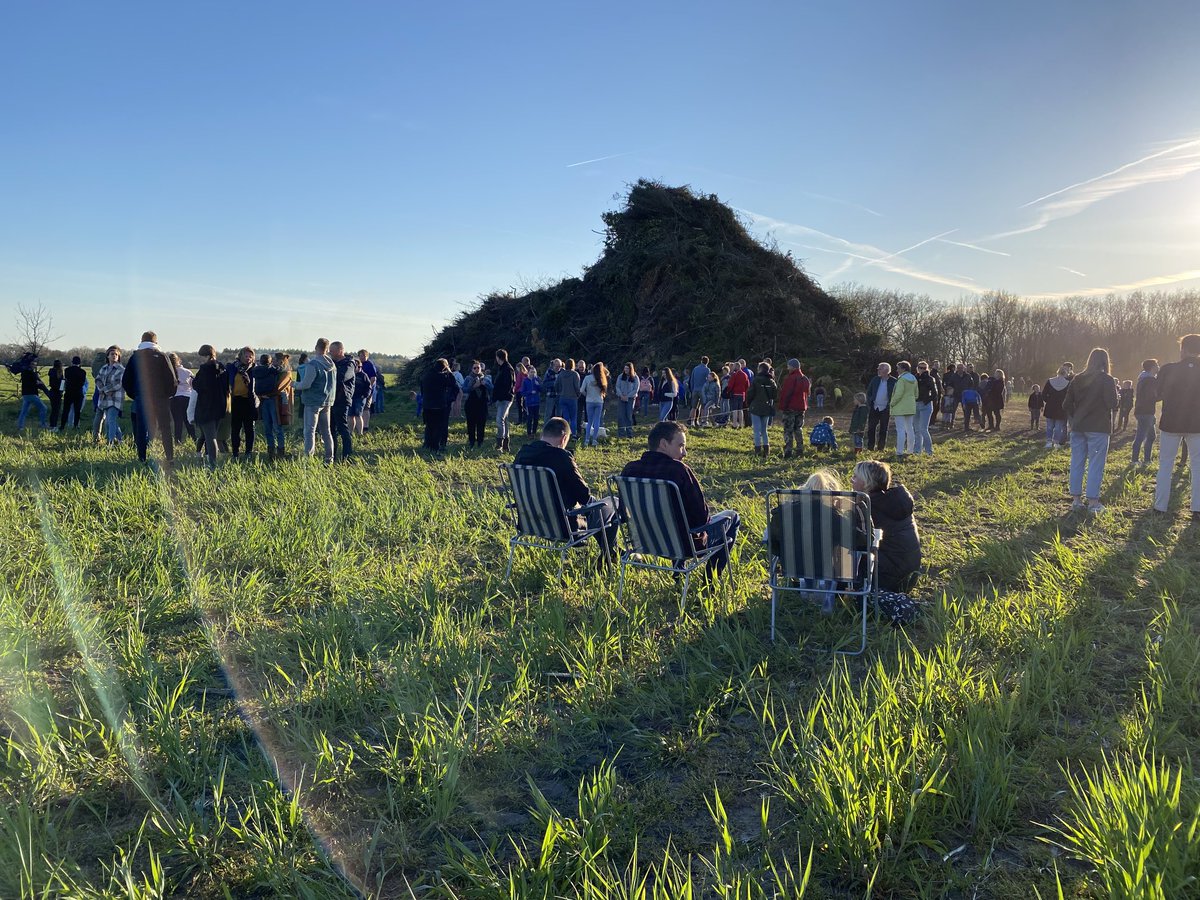 Onno_Falkena's tweet image. Om acht oere giet de #brân der yn. Yn #Elsloo lûkt de #Peaskebult fan de ⁦⁦@VesuviusClub⁩ tûzenen leafhawwers. Guon fan harren fine dat de tradysje thúsheart op de #erfguodlist fan ⁦@UNESCO_NL⁩.