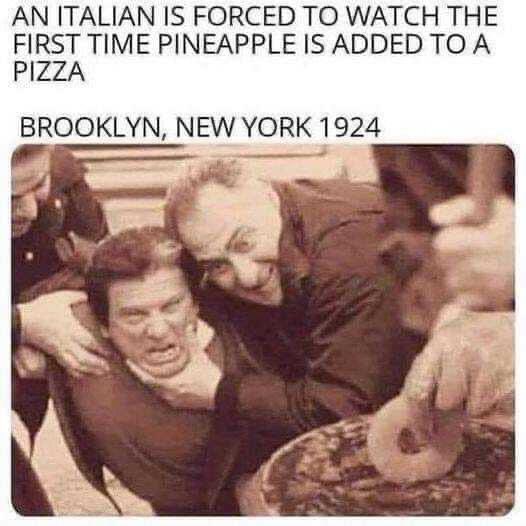 KAMUOYUNUN DİKKATİNE! Fotoğraftaki zorla ananaslı pizzaya baktırılan şahıs ben değilim. Yazıda da belirtildiği gibi fotoğraf 1924 yılında Brooklyn’de yaşayan bir İtalyan’ı göstermektedir.