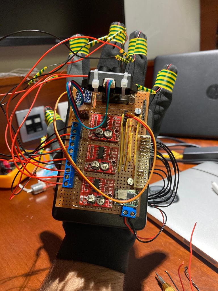 BlindNav's tweet image. Our final prototype. Presenting NaviGlove 1.0
#Uofglasgow #UofEngineering #EmbeddedProjects #Electronics #Robotics #AI #studentprojects @BerndPorr @nick_j_bailey @UofGlasgow @UofGEngineering