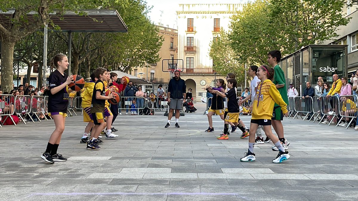Oriol_vives's tweet photo. Bé doncs, acabada aquesta 1a edició de la #MiniCopaMataro2022 
Un orgull poder-la liderar amb aquest espectacular equip, col·laboradors, taules, families d’equips participants… tothom ha sumat per realitzar un GRAN torneig!!
Gràcies a TOTS els que formem @uemataro 🟡🟣 https://t.co/dCskzd2Ehs
