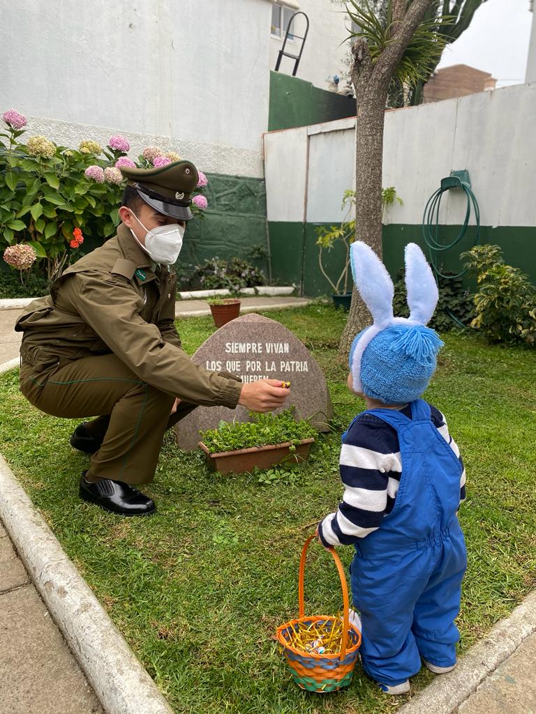 CarabValparaiso's tweet photo. Carabineros de la Tenencia Recreo en #ViñadelMar saludaron a los niños que, en este domingo de resurrección, acompañaron a sus papás a realizar trámites a la unidad. #CarabinerosDeTodos https://t.co/hV7rQsgQ1C