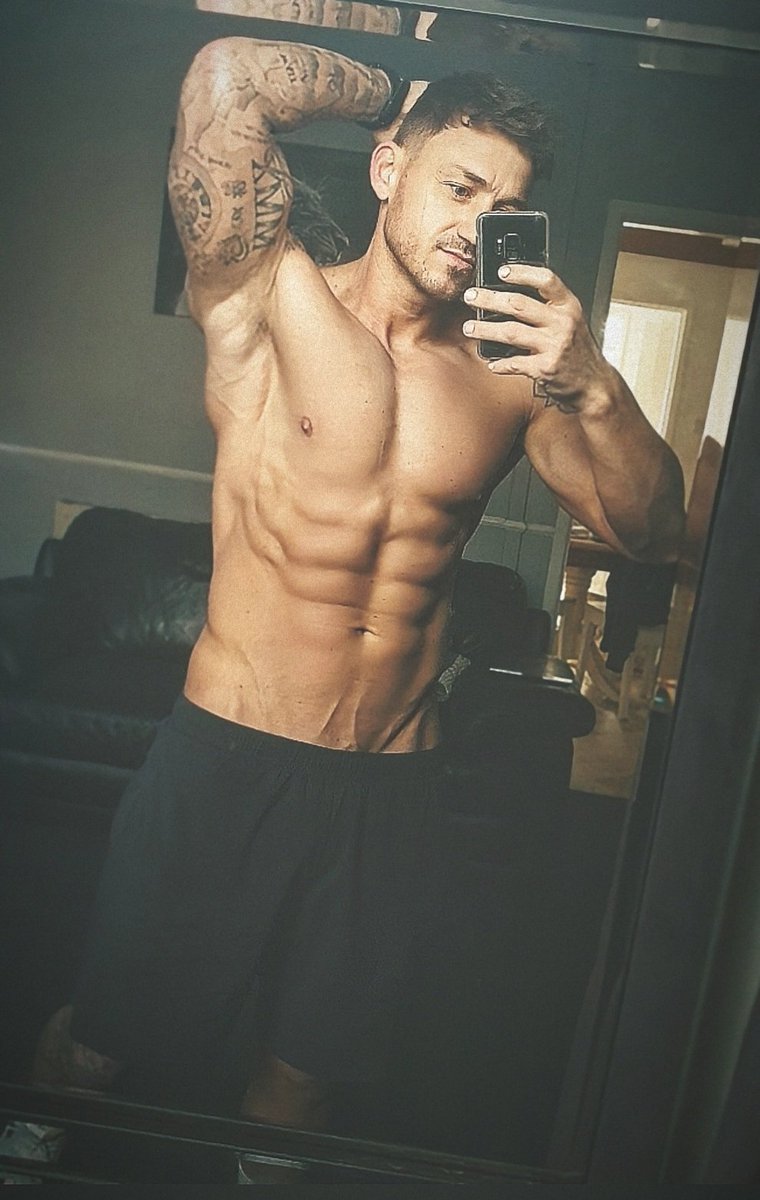 alpha_one_shred's tweet photo. Little late but Happy Easter 🐣 
Cover me in chocolate and throw me to the horny folk 😂 
#onlyfanspromo #muscle #rt #follow #like #abs https://t.co/MUeUM2cLP9