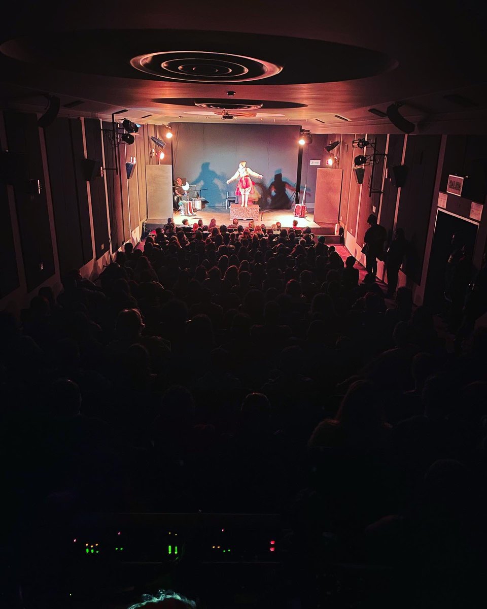 espaciotcali's tweet photo. Ayer #elreyqueseenamorodelaluna una obra para toda la familia! #espaciot #espaciotcali #teatro #festa https://t.co/VCSlmun2Ul