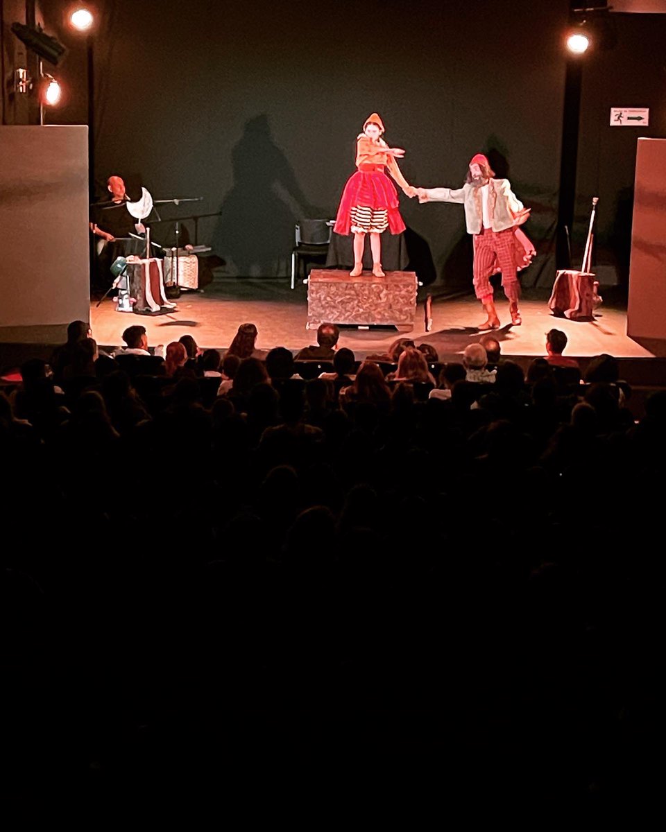 espaciotcali's tweet photo. Ayer #elreyqueseenamorodelaluna una obra para toda la familia! #espaciot #espaciotcali #teatro #festa https://t.co/VCSlmun2Ul