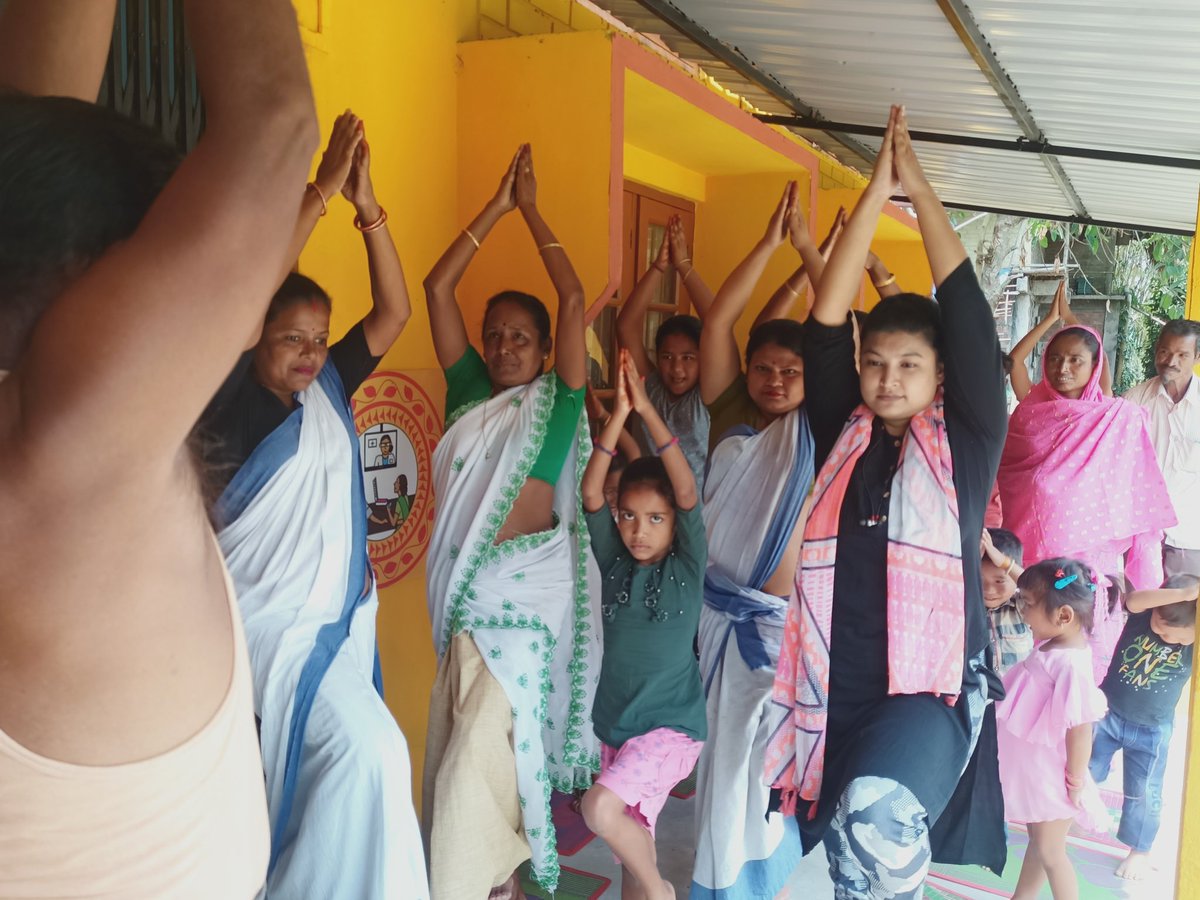 Nazrinbegum7's tweet photo. Wellness sessions: arranged a yoga activity on celebration of #4YearsofHWC 
#tgankurchangHWC
#nagaon
#Assam
#4thanniversaryofHWC
@AyushmanHWCs 
@MoHFW_INDIA https://t.co/VTsbs1xRj0