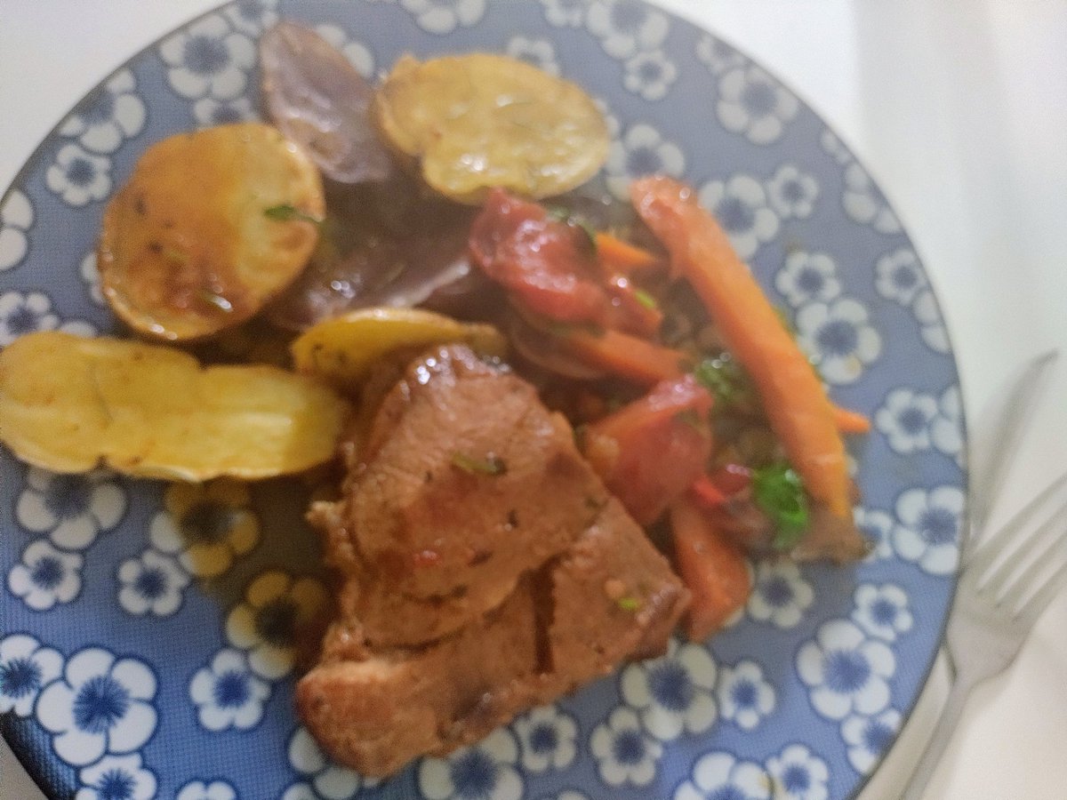 klaudiaunik's tweet photo. Papas al merken carne fresca de vacuno recién traída del campo #TheLunch 😋😋 #BuenDomingo https://t.co/tb494heMxS