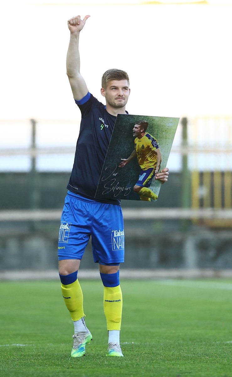 SKBeveren's tweet photo. 📸 Voor aanvang van de partij eerde de club recordhouder Jur Schryvers. [0-0] 💛💙🦁 #BEVREM https://t.co/OcroVOgZLR