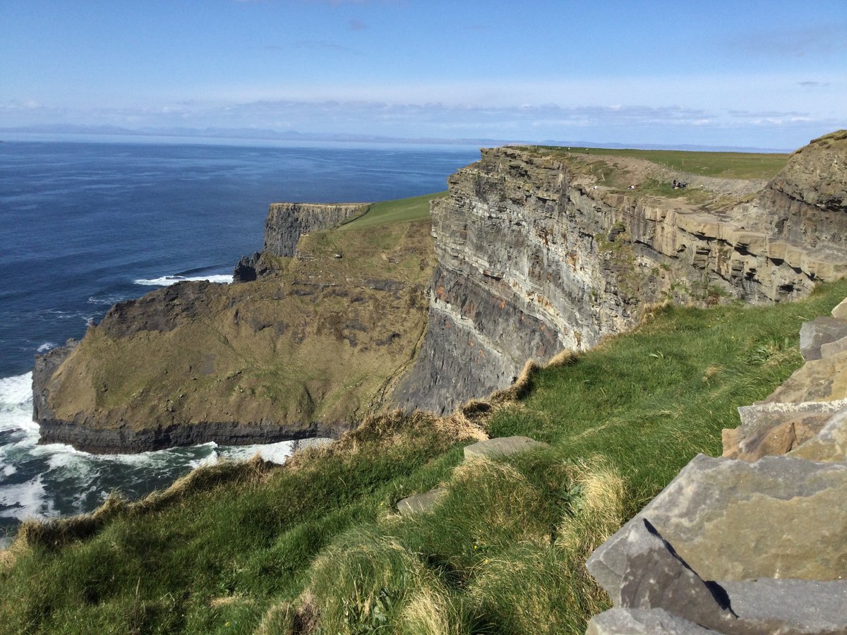 NaoColoratura's tweet photo. 西海岸の海岸沿いの観光スポット、Cliffs of Moherです。
海岸沿い数キロに渡って、断崖絶壁が続いていて、歩けるようになっていました。
お天気も良く、暖かくとても穏やかな日で、最高に気持ち良かったです。風が強いとたくさん書かれていましたが、風もなく、波も立たず穏やかな海岸沿いでした。 https://t.co/xG1HhZ7jQo