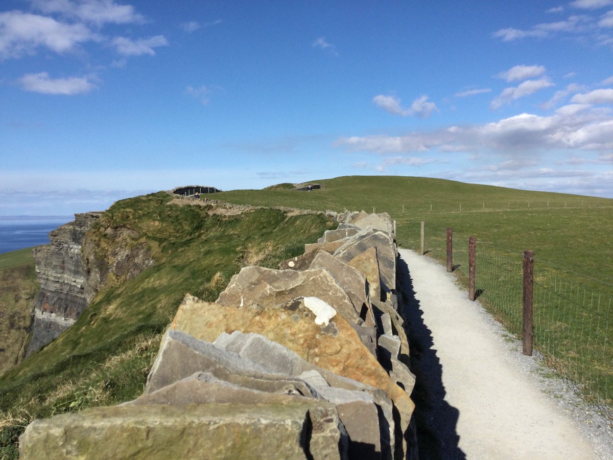 NaoColoratura's tweet photo. 西海岸の海岸沿いの観光スポット、Cliffs of Moherです。
海岸沿い数キロに渡って、断崖絶壁が続いていて、歩けるようになっていました。
お天気も良く、暖かくとても穏やかな日で、最高に気持ち良かったです。風が強いとたくさん書かれていましたが、風もなく、波も立たず穏やかな海岸沿いでした。 https://t.co/xG1HhZ7jQo