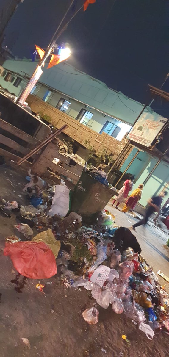kamlesh1802's tweet photo. @mybmc @swmrs  असा pic.दररोज चा आहेत न्यू लिंक रोड, मस्जिद च्या बाजूला व न्यू लिंक रोड कमाल सिरोमिक्स च्या बाजूच�� गली च्या समोर, मनपा कधी action घेणार.Pl.penalies d Contractor or blacklist him. https://t.co/GLY17ZTjjq