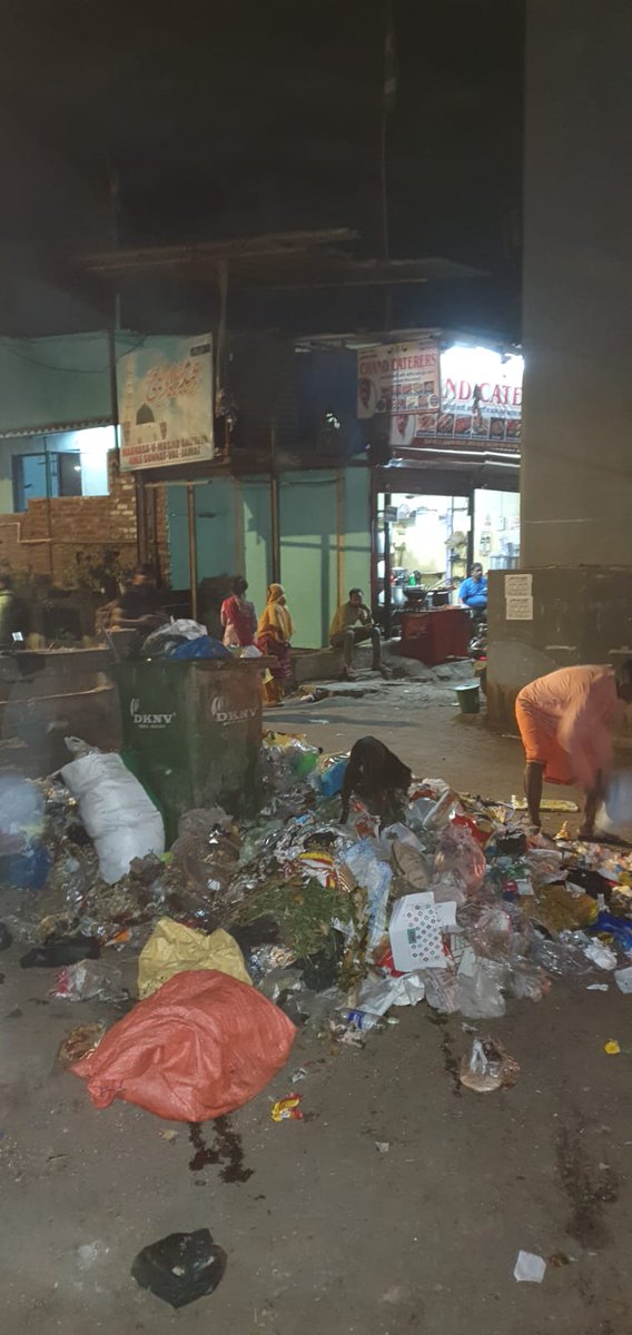 kamlesh1802's tweet photo. @mybmc @swmrs  असा pic.दररोज चा आहेत न्यू लिंक रोड, मस्जिद च्या बाजूला व न्यू लिंक रोड कमाल सिरोमिक्स च्या बाजूच�� गली च्या समोर, मनपा कधी action घेणार.Pl.penalies d Contractor or blacklist him. https://t.co/GLY17ZTjjq