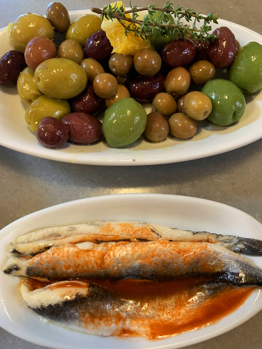 Bcnsingular's tweet photo. El motiu principal pel qual val la pena visitar de tant en tant la #FontdelaGuatlla: @Bodega_Amposta (Amposta 1). Aquí s'hi menja una de les millors #amanidesrusses de Barcelona, i també són excel·lents les #anxoves i els #seitons https://t.co/H7fKnJ4rJy
