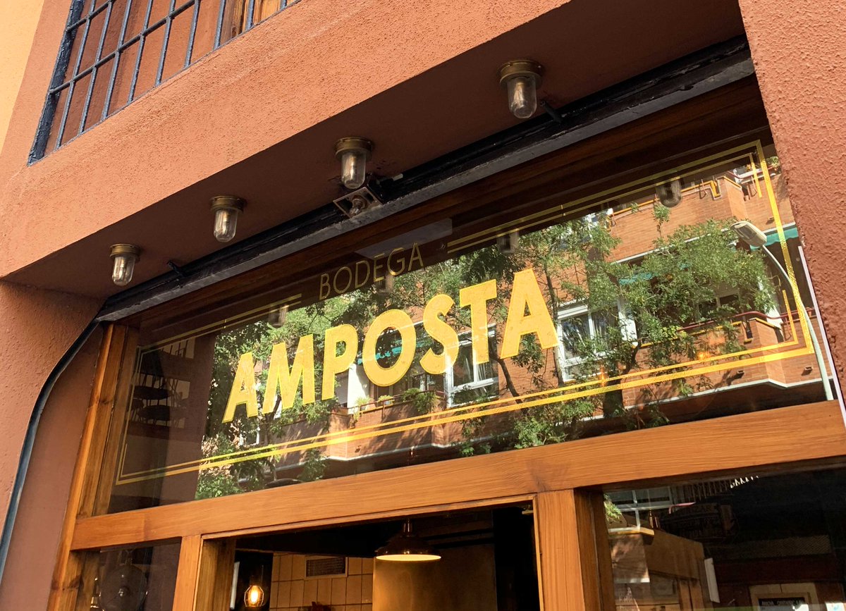 Bcnsingular's tweet photo. El motiu principal pel qual val la pena visitar de tant en tant la #FontdelaGuatlla: @Bodega_Amposta (Amposta 1). Aquí s'hi menja una de les millors #amanidesrusses de Barcelona, i també són excel·lents les #anxoves i els #seitons https://t.co/H7fKnJ4rJy