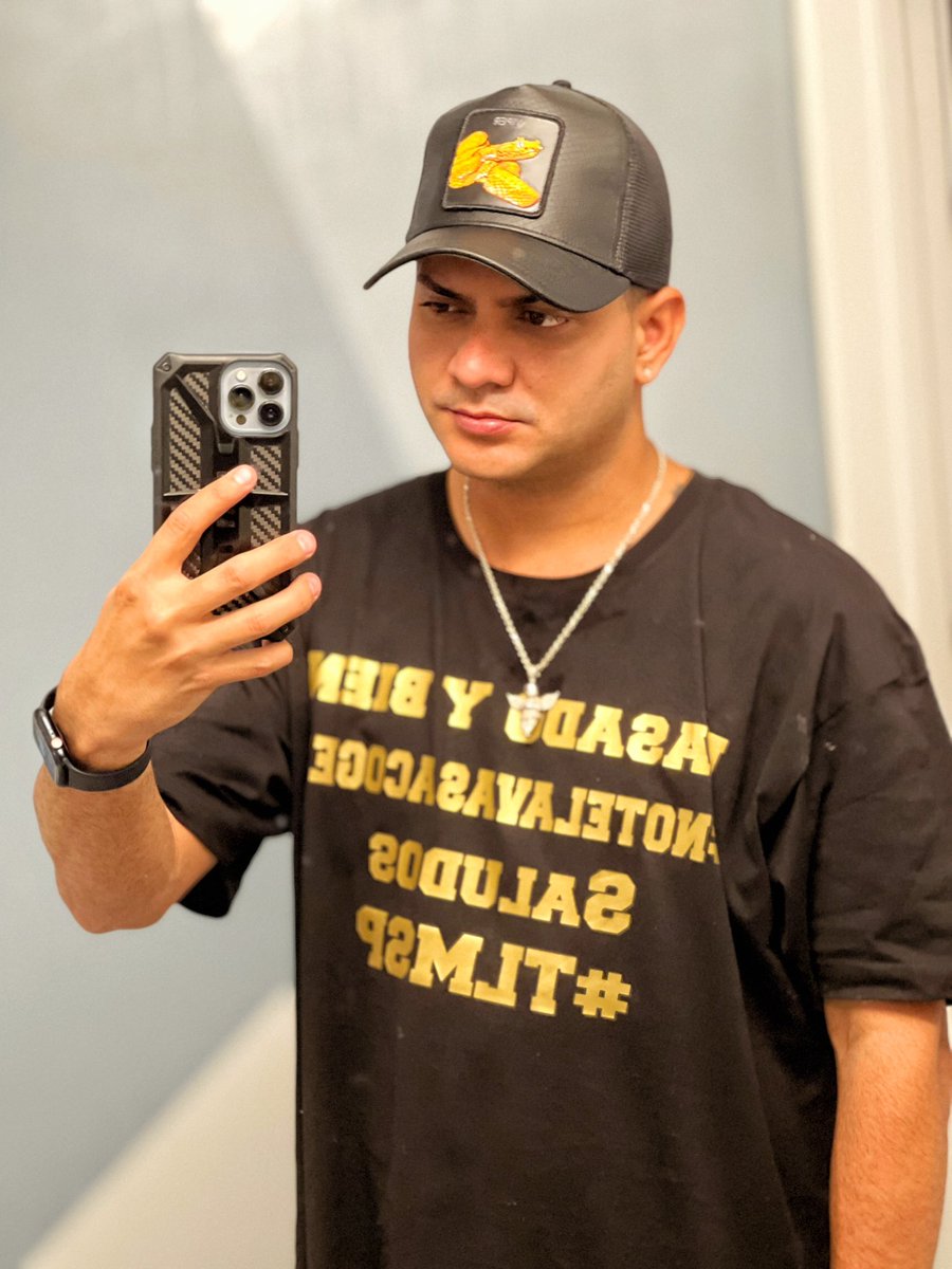 Anticomepingas's tweet photo. Adivinen que insolente tiene el T-shirt más basado de Twitter Cuba y porque Santisocial 😎 #TLMSP https://t.co/fwbdXvuNnj