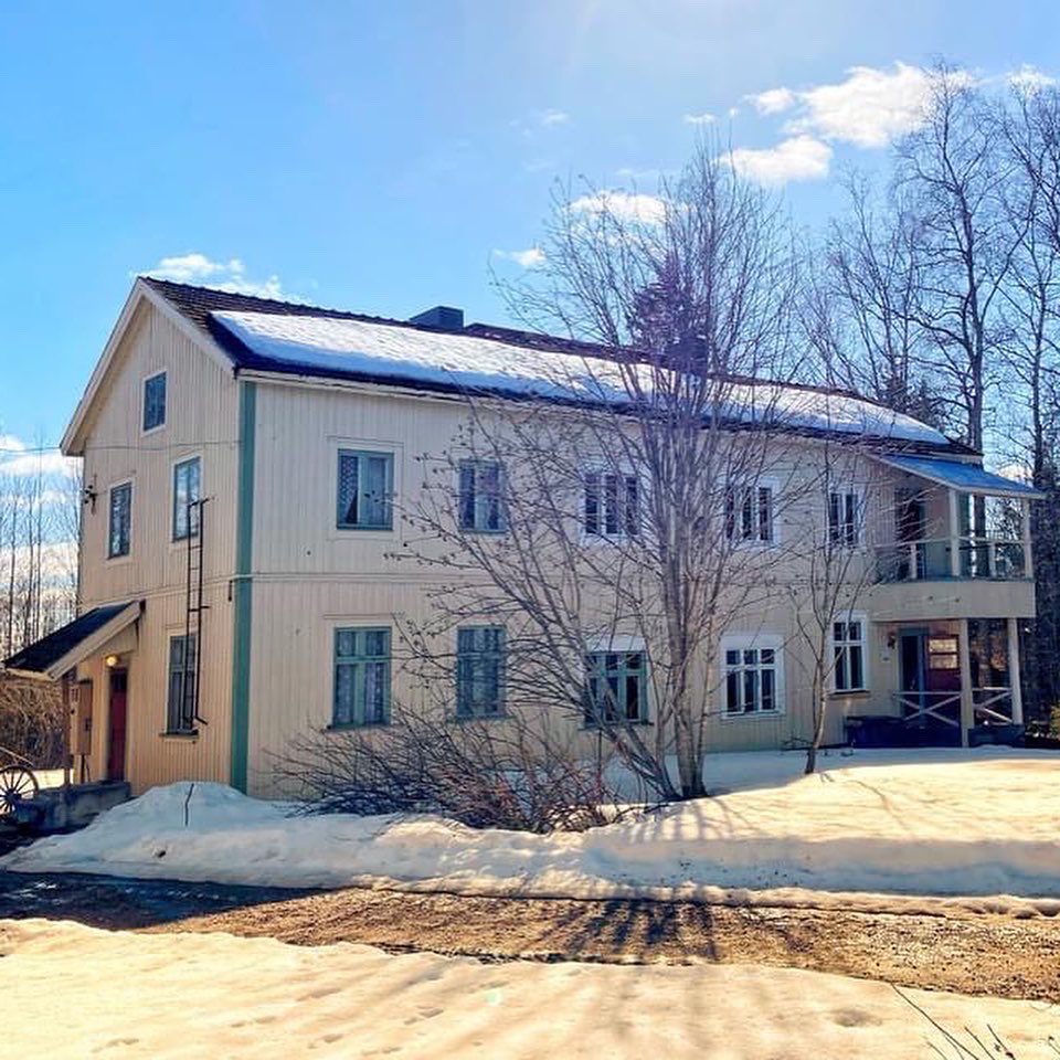 #Parkano ’oon saadaan mielenkiintoinen vierailukohde, kun Urhon perinteikkään tilan päärakennukseen avataan helatorstaina Urhon kahvila ja kortteeri. Rakennuksessa toimi kestikievari viimeksi 1920-luvulla. facebook.com/10006805642752…