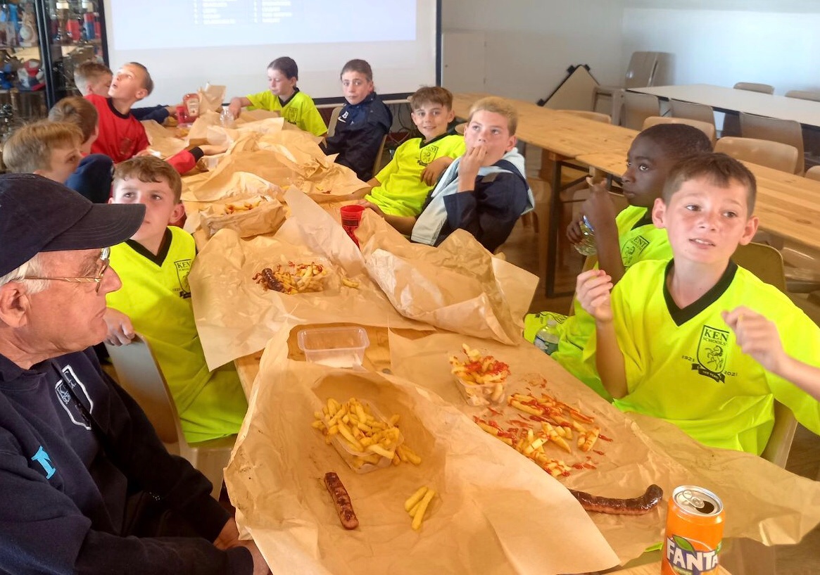 kentschools_fa's tweet image. At the International Tournament in Loon Plage 🇫🇷 the @kentschools_fa U11s continue to eat for England 🏴󠁧󠁢󠁥󠁮󠁧󠁿
