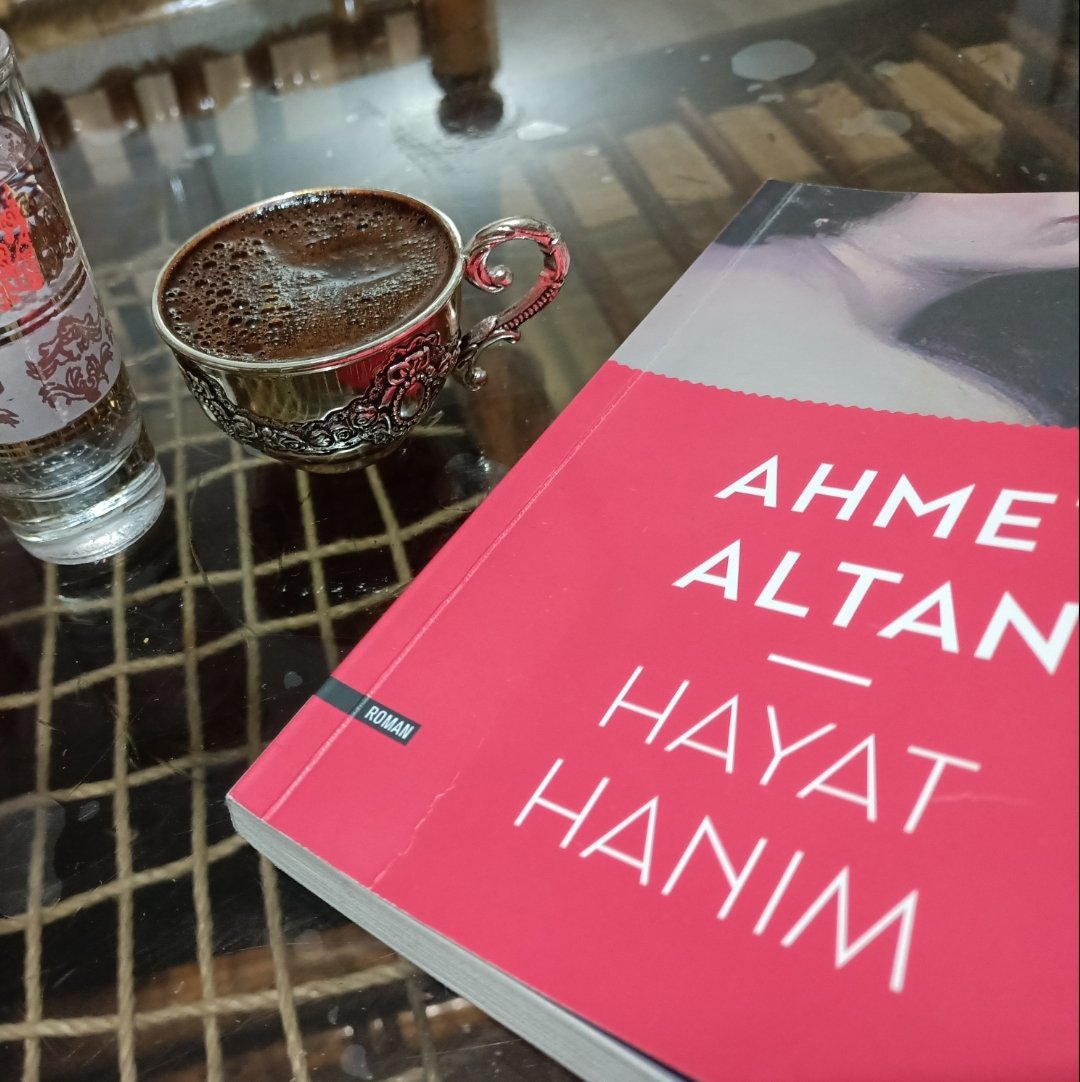 Korkacak birşey yok hayatta...
Hayat, yaşamaktan başka işe yaramaz.

 İçimi aydınlattı..  #AhmetAltan 📚 
#HayatHanım