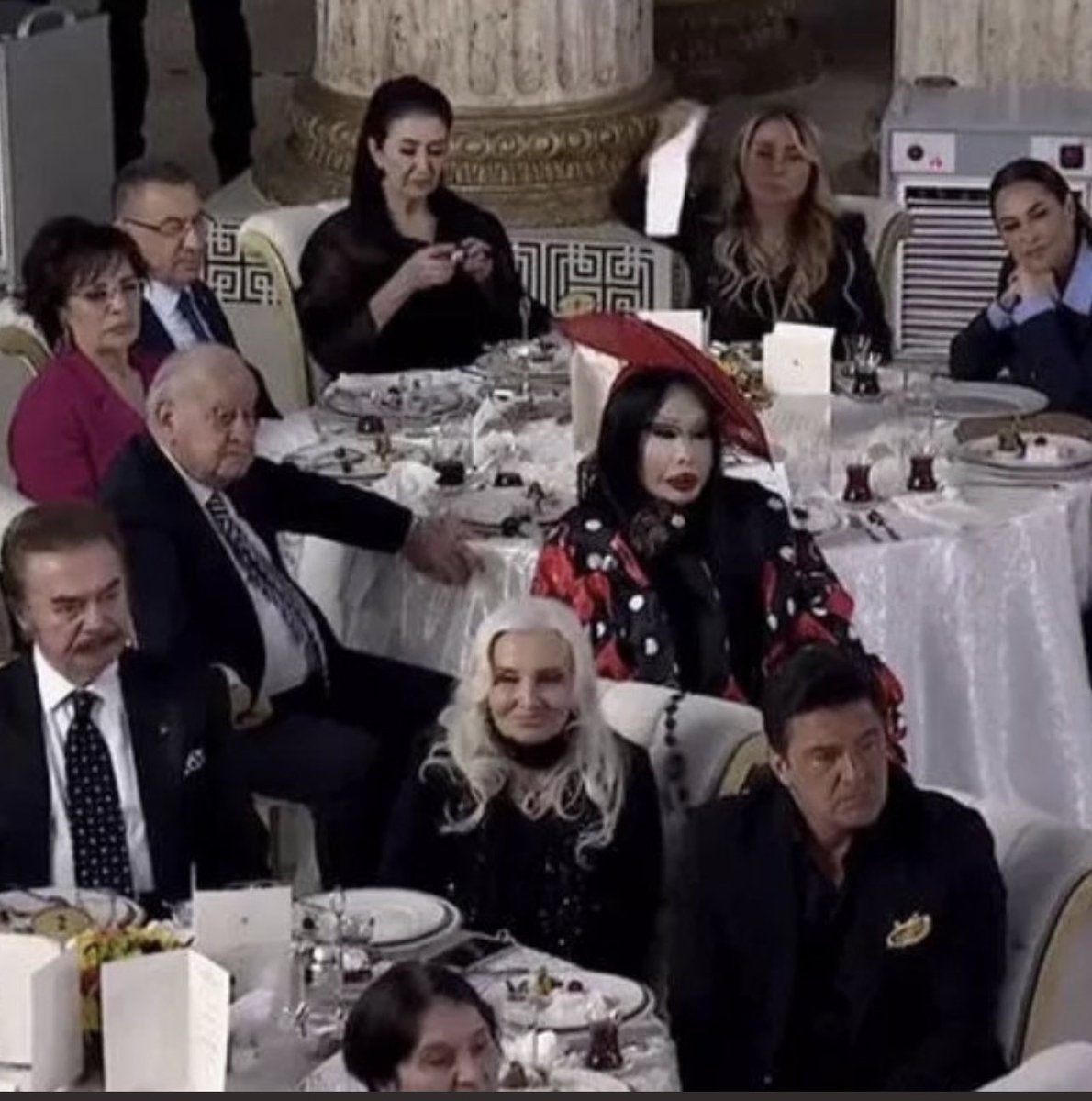 Hülya Koçyiğit ,Hakan Ural ,Orhan Gencebay ,Bülent Ersoy ,Hülya Avşar ,
Sizinle aynı masada İftar açıp kul hakkı yiyeceğime , 

Cem Yılmaz ,Athena Gökhan ,Tarkan ile Rakı içerim yüzde 70 vergisini devlet’e  vermiş oluruz .. 

 #MülteciKampıDeğiliz