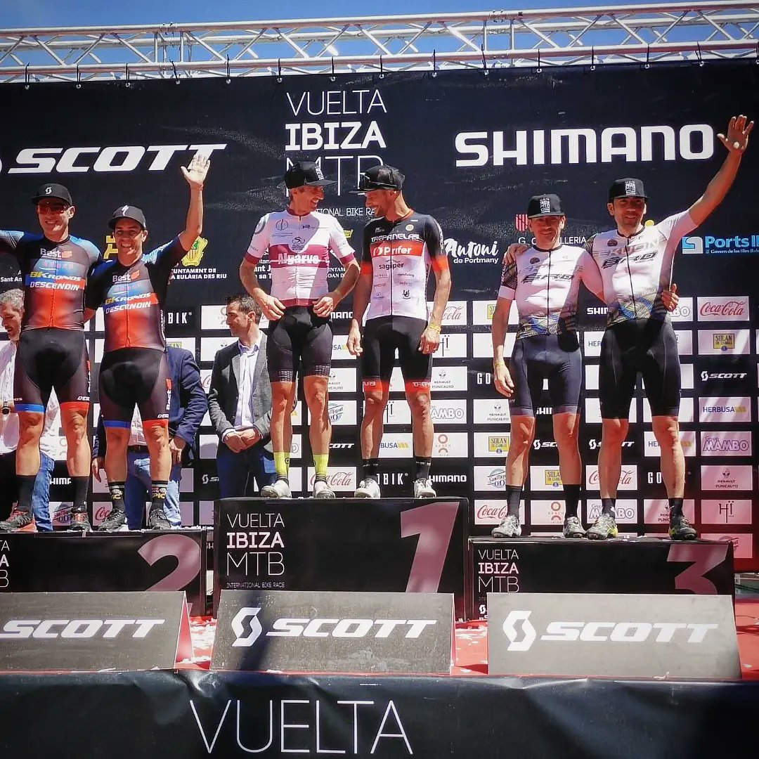 Sportecnicteam's tweet photo. 👌 Estos hermanos dan mucha Guerra‼️
Espectacular 3️⃣ª plaza en categoria #master40 en la @vueltaibiza para Luis Alfredo Guerra y Francisco Javier Guerra.
Hasta la última etapa han luchado para subir al podium, dándole mucho mas valor al bronce conseguido 🥉.
FELICIDADES ‼️👏 https://t.co/WVd6m7LzAy