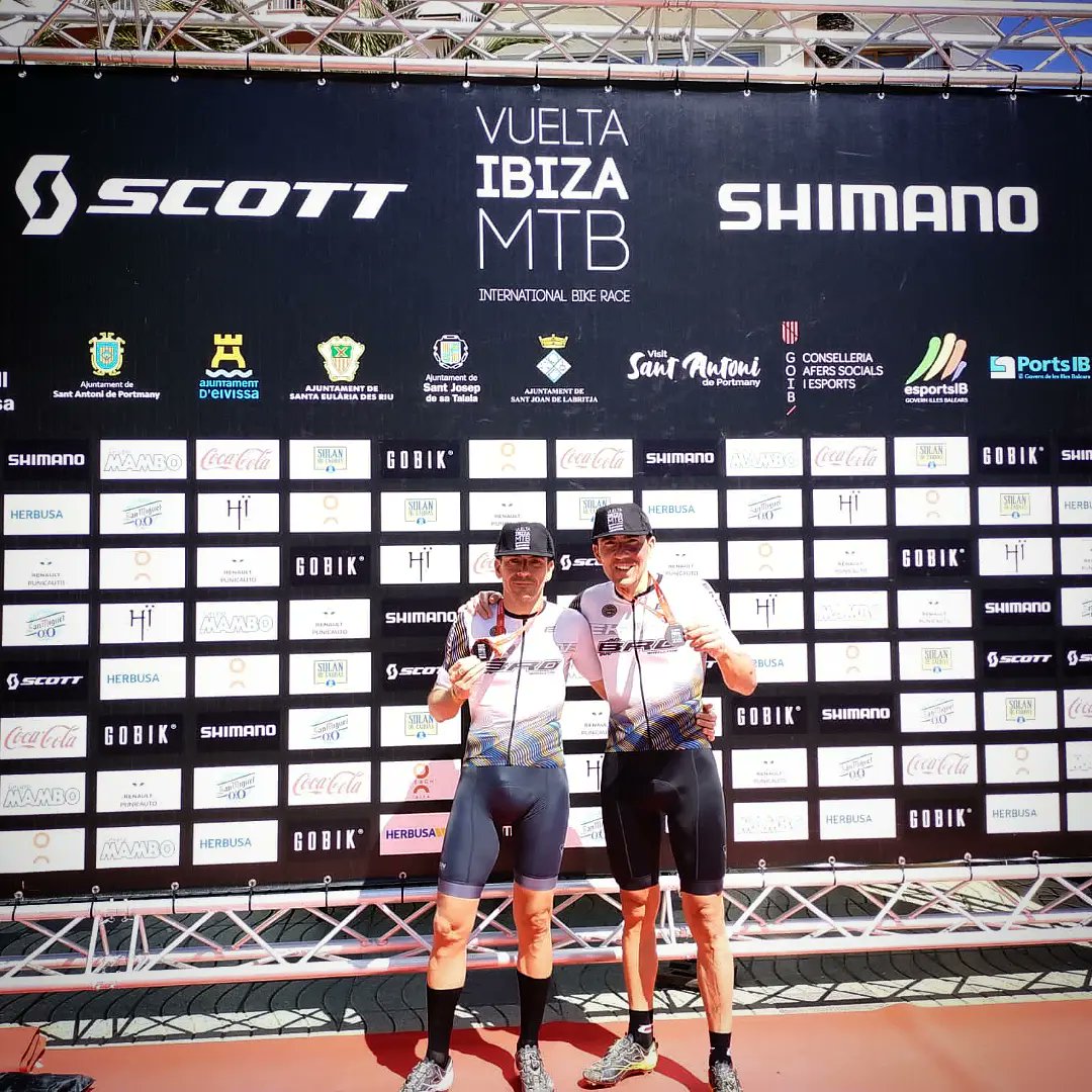 Sportecnicteam's tweet photo. 👌 Estos hermanos dan mucha Guerra‼️
Espectacular 3️⃣ª plaza en categoria #master40 en la @vueltaibiza para Luis Alfredo Guerra y Francisco Javier Guerra.
Hasta la última etapa han luchado para subir al podium, dándole mucho mas valor al bronce conseguido 🥉.
FELICIDADES ‼️👏 https://t.co/WVd6m7LzAy